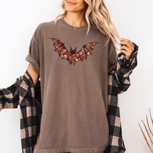 Blommig fladdermus-T-shirt - Faux broderad illusionstryck fladdermus-T-shirt, söt Halloween-topp, boho fladdermus-T-shirt i bekväma färger, läskig säsongspresent Espresso