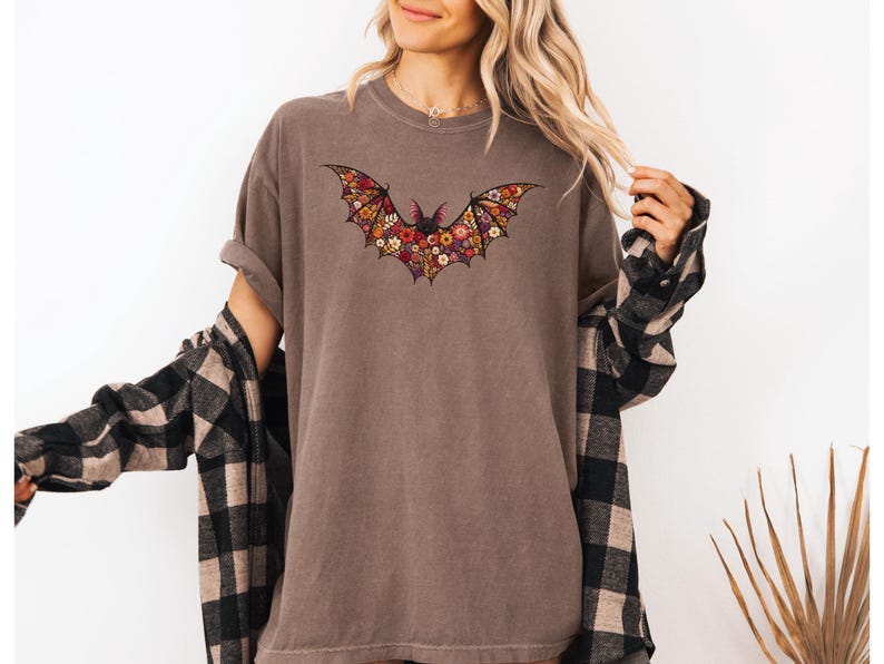 Blommig fladdermus-T-shirt - Faux broderad illusionstryck fladdermus-T-shirt, söt Halloween-topp, boho fladdermus-T-shirt i bekväma färger, läskig säsongspresent Espresso