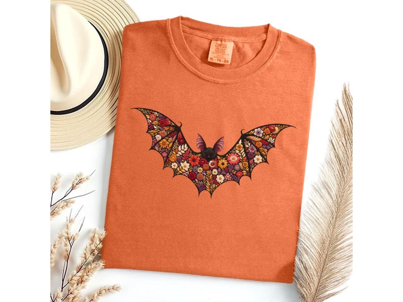 Blommig fladdermus-T-shirt - Faux broderad illusionstryck fladdermus-T-shirt, söt Halloween-topp, boho fladdermus-T-shirt i bekväma färger, läskig säsongspresent bild 1
