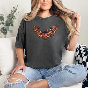 Blommig fladdermus-T-shirt - Faux broderad illusionstryck fladdermus-T-shirt, söt Halloween-topp, boho fladdermus-T-shirt i bekväma färger, läskig säsongspresent Pepper