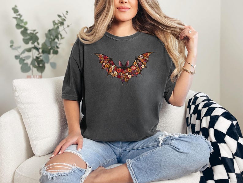 Blommig fladdermus-T-shirt - Faux broderad illusionstryck fladdermus-T-shirt, söt Halloween-topp, boho fladdermus-T-shirt i bekväma färger, läskig säsongspresent Pepper