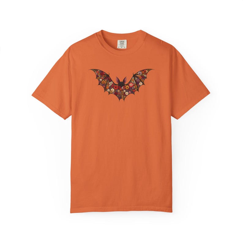 Blommig fladdermus-T-shirt - Faux broderad illusionstryck fladdermus-T-shirt, söt Halloween-topp, boho fladdermus-T-shirt i bekväma färger, läskig säsongspresent Burnt Orange