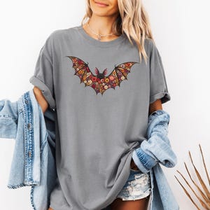 Blommig fladdermus-T-shirt - Faux broderad illusionstryck fladdermus-T-shirt, söt Halloween-topp, boho fladdermus-T-shirt i bekväma färger, läskig säsongspresent Grey