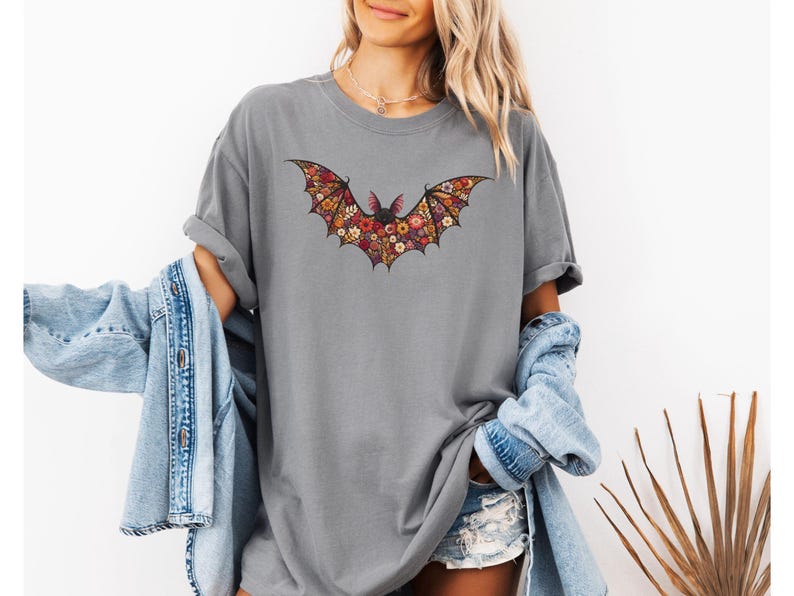 Blommig fladdermus-T-shirt - Faux broderad illusionstryck fladdermus-T-shirt, söt Halloween-topp, boho fladdermus-T-shirt i bekväma färger, läskig säsongspresent Grey