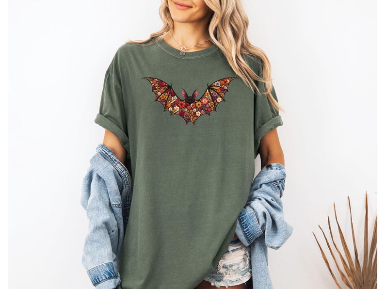 Blommig fladdermus-T-shirt - Faux broderad illusionstryck fladdermus-T-shirt, söt Halloween-topp, boho fladdermus-T-shirt i bekväma färger, läskig säsongspresent Moss