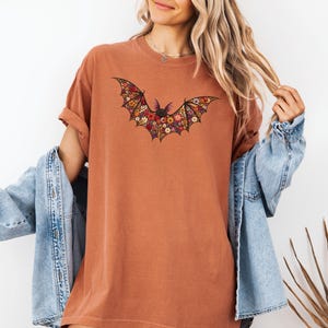 Blommig fladdermus-T-shirt - Faux broderad illusionstryck fladdermus-T-shirt, söt Halloween-topp, boho fladdermus-T-shirt i bekväma färger, läskig säsongspresent Yam