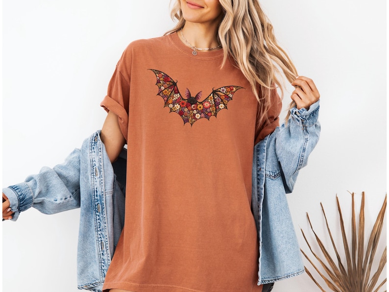 Blommig fladdermus-T-shirt - Faux broderad illusionstryck fladdermus-T-shirt, söt Halloween-topp, boho fladdermus-T-shirt i bekväma färger, läskig säsongspresent Yam