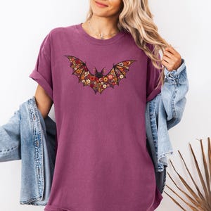 Blommig fladdermus-T-shirt - Faux broderad illusionstryck fladdermus-T-shirt, söt Halloween-topp, boho fladdermus-T-shirt i bekväma färger, läskig säsongspresent Berry