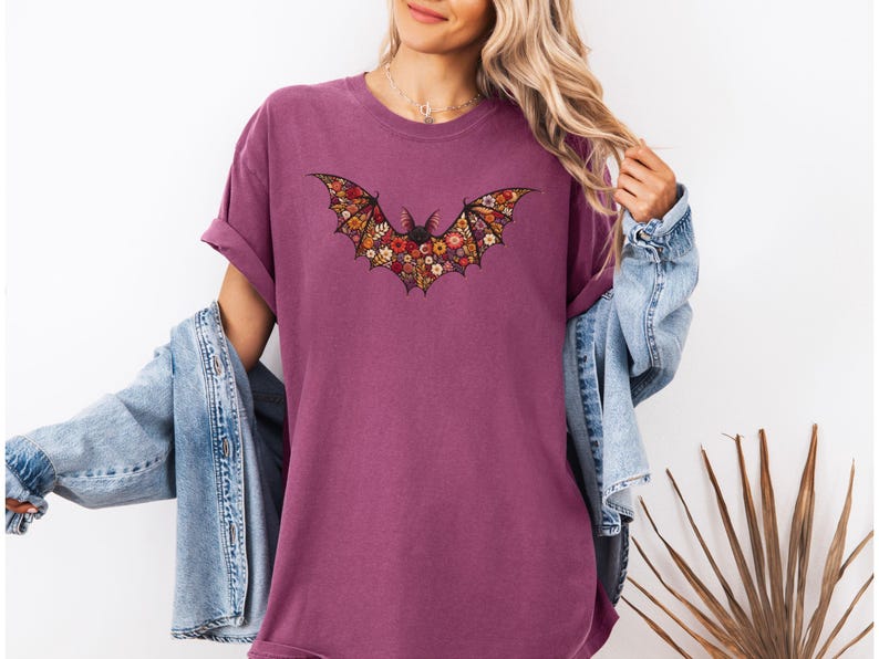 Blommig fladdermus-T-shirt - Faux broderad illusionstryck fladdermus-T-shirt, söt Halloween-topp, boho fladdermus-T-shirt i bekväma färger, läskig säsongspresent Berry