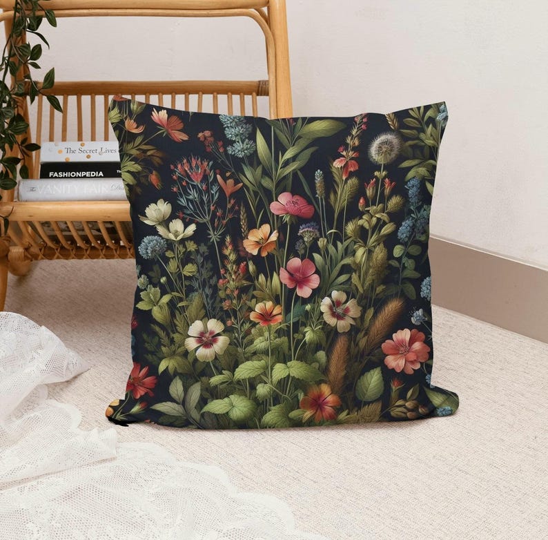 Peut inclure: Un coussin bleu fonc&eacute; avec un motif floral compos&eacute; de fleurs roses, blanches et jaunes sur un fond vert fonc&eacute;.