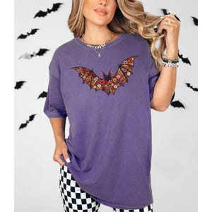 Blommig fladdermus-T-shirt - Faux broderad illusionstryck fladdermus-T-shirt, söt Halloween-topp, boho fladdermus-T-shirt i bekväma färger, läskig säsongspresent Grape