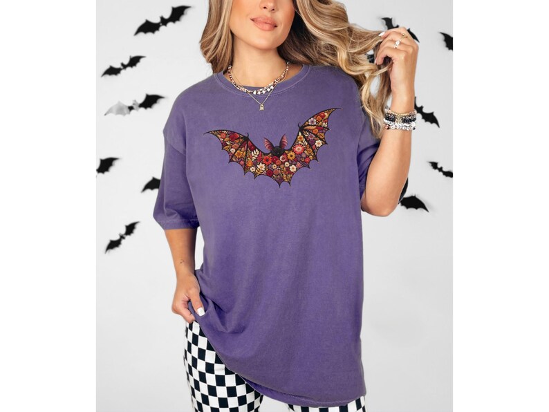 Blommig fladdermus-T-shirt - Faux broderad illusionstryck fladdermus-T-shirt, söt Halloween-topp, boho fladdermus-T-shirt i bekväma färger, läskig säsongspresent Grape