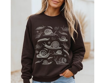Sudadera de caracol, suéter de caracoles y babosas, suéter unisex Goblincore, jersey vintage de caracoles, camisa oscura de Academia, regalo grunge cottagecore
