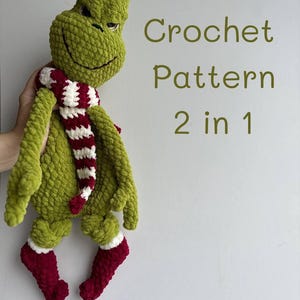 Puede incluir: Juguete de peluche Grinch de crochet verde con una bufanda a rayas rojas y blancas y botines rojos. El texto "Crochet Pattern 2 in 1" está escrito en verde sobre el juguete.