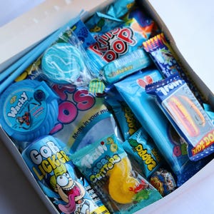 Coffret cadeau de bonbons bleus | Assortiment de sucettes bleues | Cadeau gourmand | Cadeaux d'anniversaire bleus | Boîte ruban bleu | Cadeau panier de bonbons