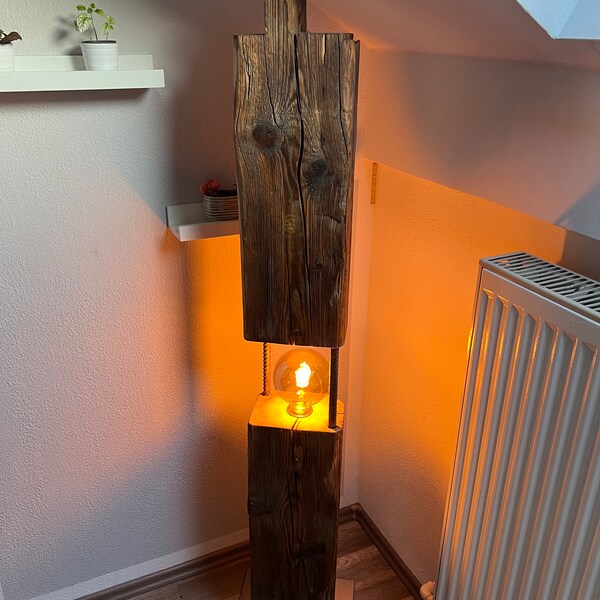 Stehlampe aus alten Holzbalken