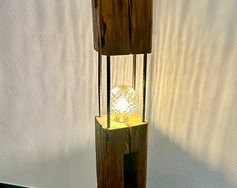 Stehlampe aus alten Holzbalken