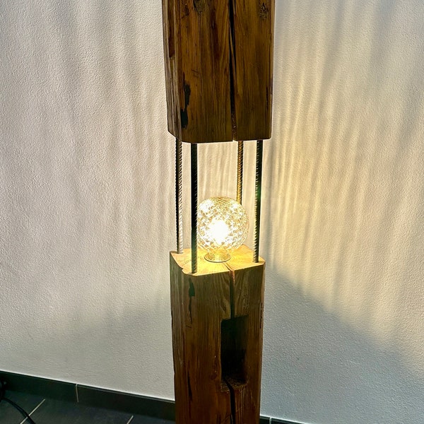 Stehlampe aus alten Holzbalken