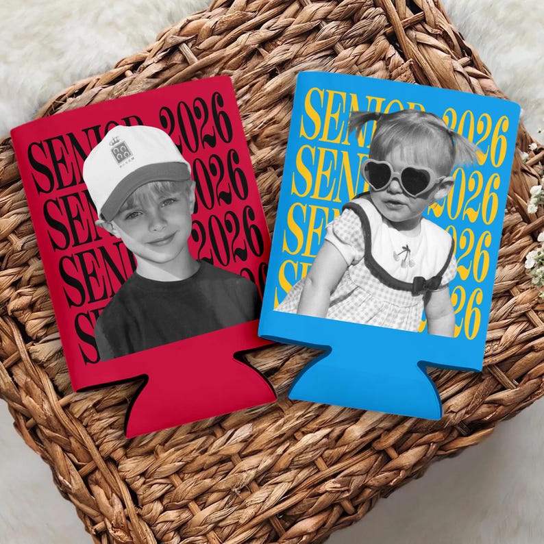 Puede incluir: Dos aislantes para bebidas, uno rojo y otro azul, cada uno con una foto y el texto "SENIOR 2026". El aislante rojo tiene una foto de una persona con una gorra. El aislante azul tiene una foto de una persona con gafas de sol en forma de coraz&oacute;n.
