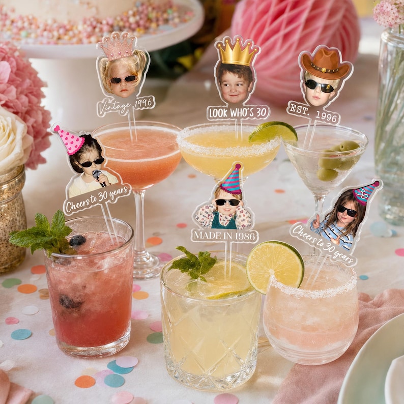 Puede incluir: Una colecci&oacute;n de agitadores de bebidas de acr&iacute;lico transparente con recortes de fotos personalizados de rostros con sombreros de fiesta y gafas de sol. Cada agitador incluye texto en blanco como Vintage 1996, Look Who's 30, Est. 1996, Cheers to 30 years y Made in 1986.