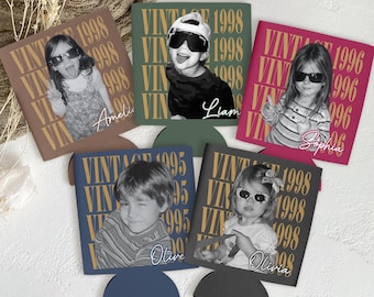 Puede incluir: Un conjunto de enfriadores de latas personalizados con fotos en blanco y negro de niños con gafas de sol. Cada enfriador tiene un fondo de color diferente y la palabra "VINTAGE" y un año impreso. También hay nombres impresos.