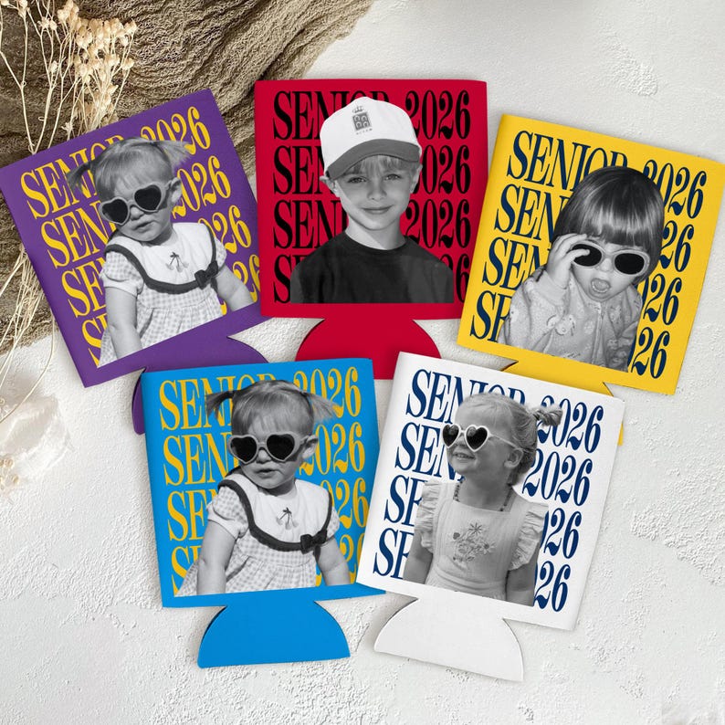 Puede incluir: Un conjunto de enfriadores de latas personalizados en varios colores, cada uno con una foto en blanco y negro de un ni&ntilde;o con gafas de sol. El texto "SENIOR 2026" est&aacute; impreso en cada enfriador en un color contrastante.