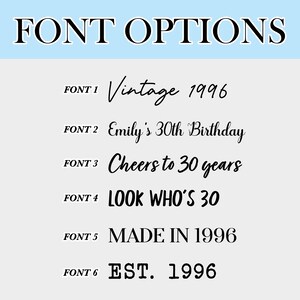 Puede incluir: Una tabla digital titulada FONT OPTIONS que muestra seis estilos de fuente negros distintos etiquetados de FONT 1 a FONT 6. Cada l&iacute;nea presenta texto de muestra que incluye Vintage 1996, Emily's 30th Birthday, Cheers to 30 years, LOOK WHO'S 30, MADE IN 1996 y EST. 1996.