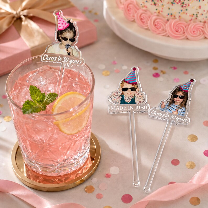 Puede incluir: Tres agitadores de bebidas de acr&iacute;lico transparente con recortes de fotos personalizados de personas con sombreros de fiesta y gafas de sol. Un agitador dice Cheers to 30 years, otro MADE IN 1986 y el tercero dice Cheers to 30 years.