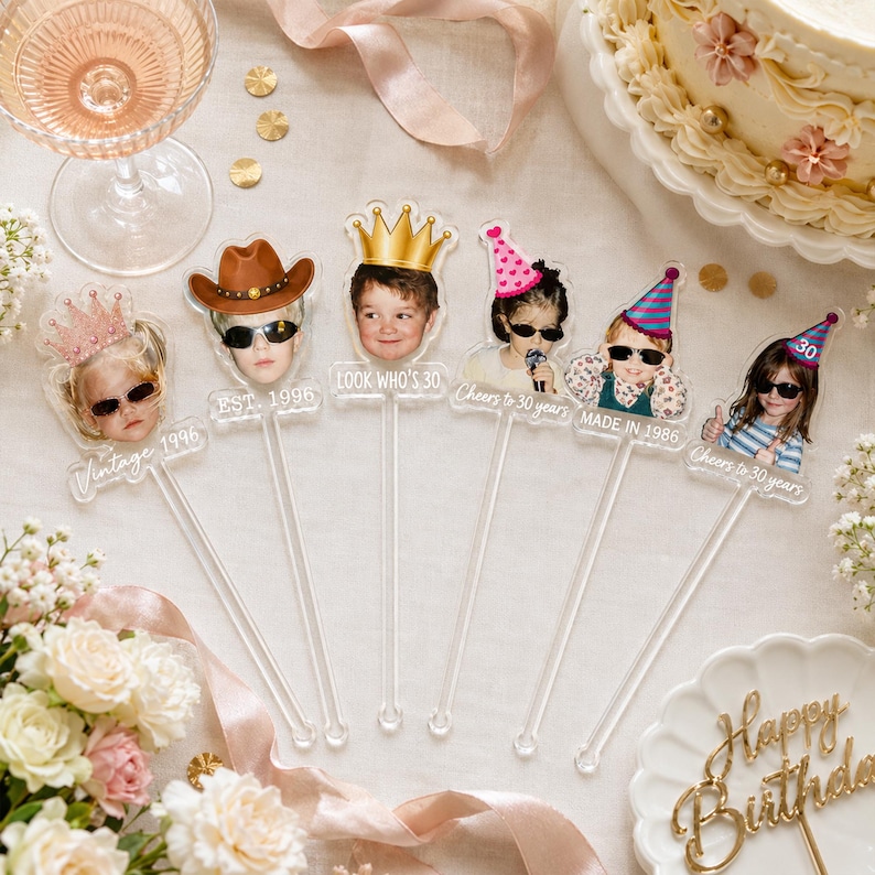 Agitadores de bebidas personalizados con fotos divertidas de la infancia para cumpleaños, palitos agitadores con imágenes vintage personalizadas, recuerdos para fiestas de 30, 40 y 50 años. imagen 2