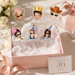 Puede incluir: Seis adornos para pasteles de acr&iacute;lico transparente con fotos de ni&ntilde;os usando gafas de sol y varios sombreros, incluyendo coronas. Los textos incluyen Vintage 1996, Look Who's 30, Est. 1996, Made in 1986 y Cheers to 30 years.
