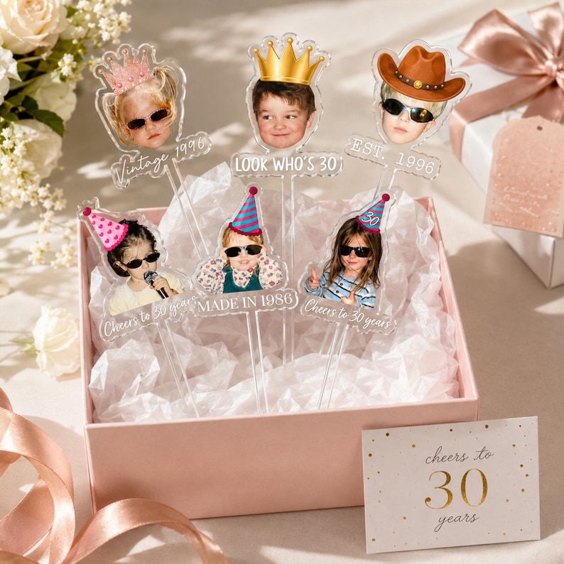 Puede incluir: Seis adornos para pasteles de acr&iacute;lico transparente con fotos de ni&ntilde;os usando gafas de sol y varios sombreros, incluyendo coronas. Los textos incluyen Vintage 1996, Look Who's 30, Est. 1996, Made in 1986 y Cheers to 30 years.