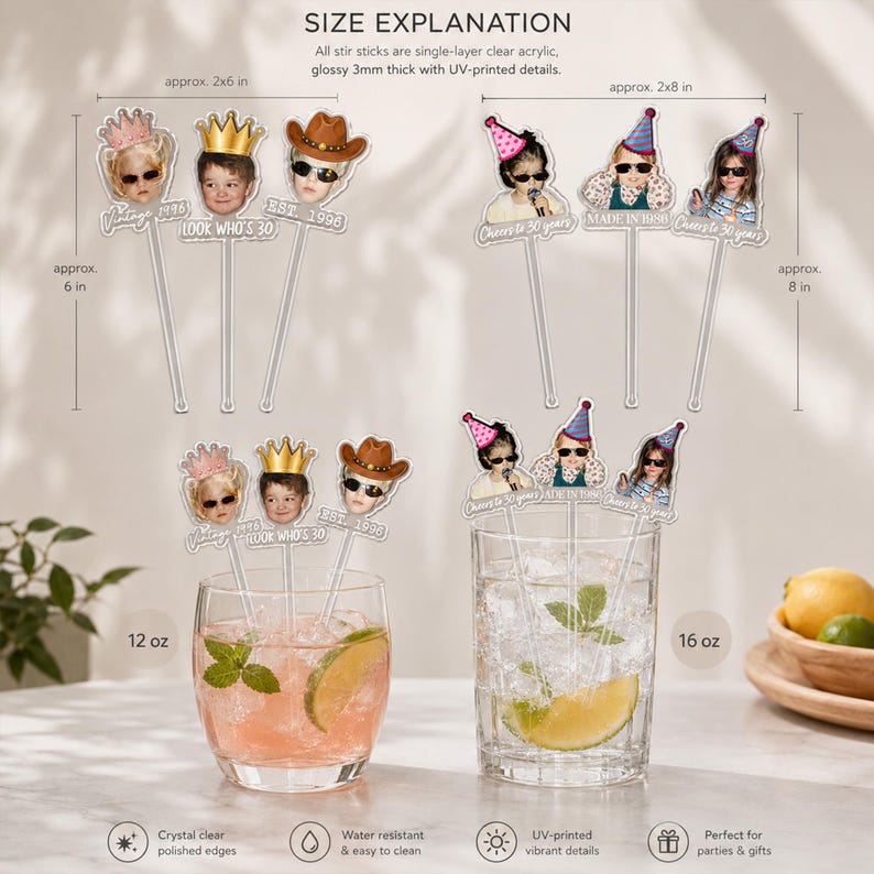 Puede incluir: Una colecci&oacute;n de agitadores de acr&iacute;lico transparente con adornos fotogr&aacute;ficos personalizados de rostros con sombreros de fiesta o vaqueros y gafas de sol. Los agitadores incluyen textos como Vintage 1996, Look Who's 30 y Cheers to 30 Years. Se muestran en vasos de 12 oz y 16 oz.