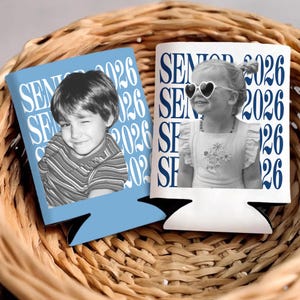 Puede incluir: Dos fundas para latas con fotos de ni&ntilde;os. Una es azul claro con el texto "SENIOR 2026" y una foto de un ni&ntilde;o gui&ntilde;ando un ojo. La otra es blanca con el mismo texto y una ni&ntilde;a con gafas de sol en forma de coraz&oacute;n.