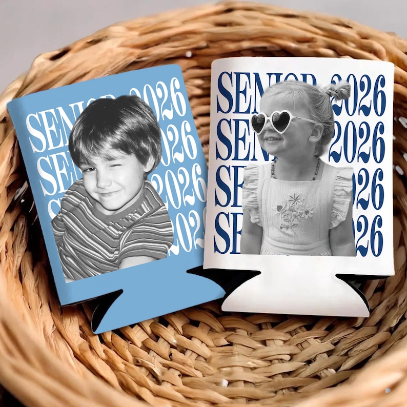 Puede incluir: Dos fundas para latas con fotos de ni&ntilde;os. Una es azul claro con el texto "SENIOR 2026" y una foto de un ni&ntilde;o gui&ntilde;ando un ojo. La otra es blanca con el mismo texto y una ni&ntilde;a con gafas de sol en forma de coraz&oacute;n.