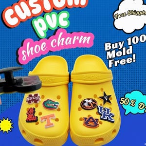 Puede incluir: Encantos de zapatos de PVC amarillo brillante con varios logotipos universitarios y una estrella, exhibidos en zuecos amarillos. El texto de la imagen dice "Custom PVC shoe charm".