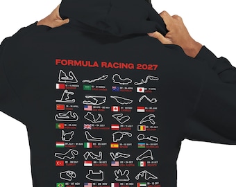 Puede incluir: Una sudadera con capucha negra que presenta el título rojo "FORMULA RACING 2027" en la espalda. Debajo del texto hay contornos blancos de varios circuitos de carreras, cada uno junto a una pequeña bandera nacional y la fecha de la temporada 2027.