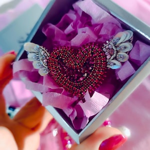 Broszka z serduszkami Ruby Hoshino – broszka inspirowana Oshi no Ko / biżuteria z haftowanymi koralikami w kształcie serca