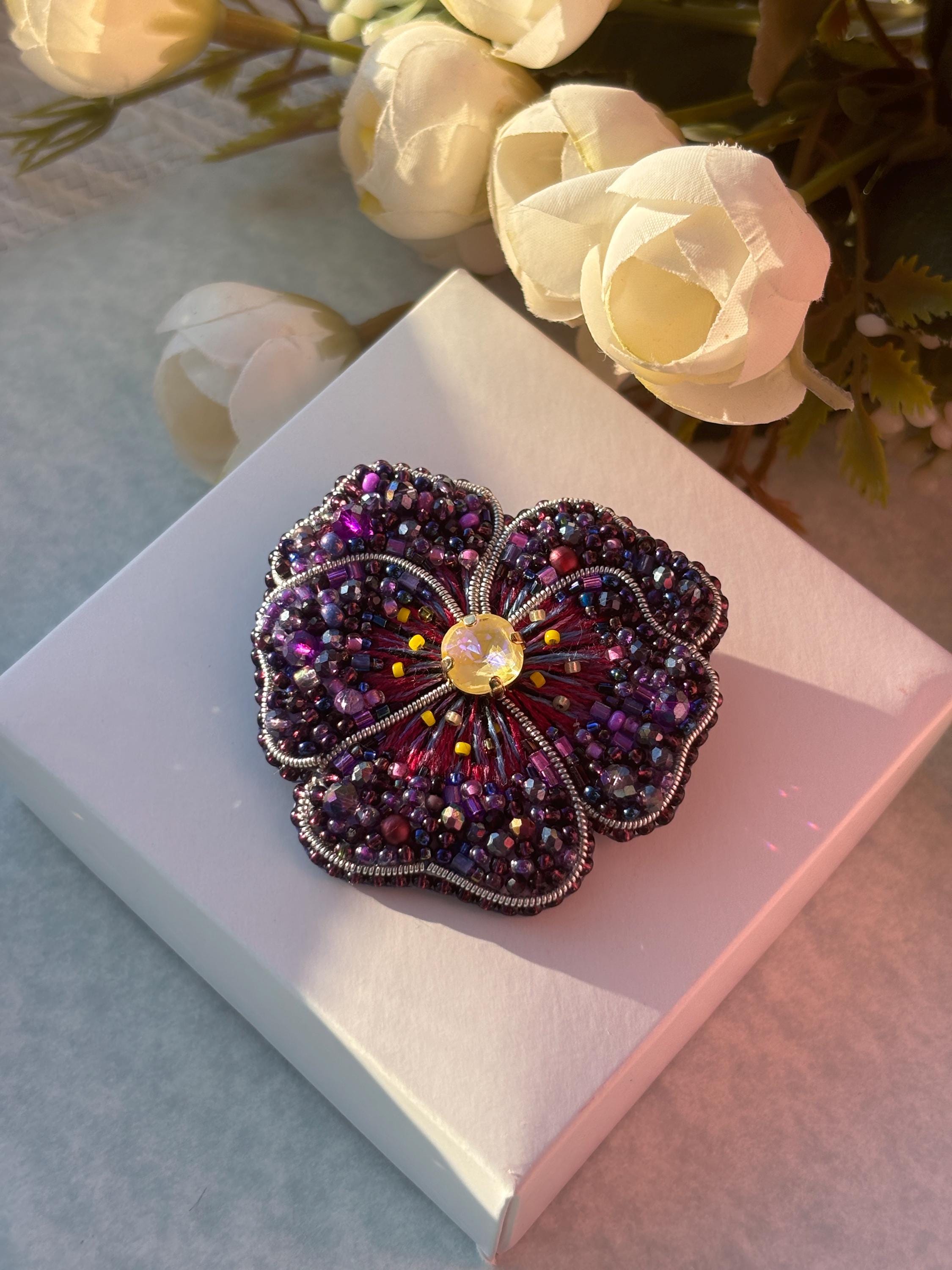 Broche Vintage Fleur De Pensée Sous Résine - Alliage Couleur Beige - Occasion