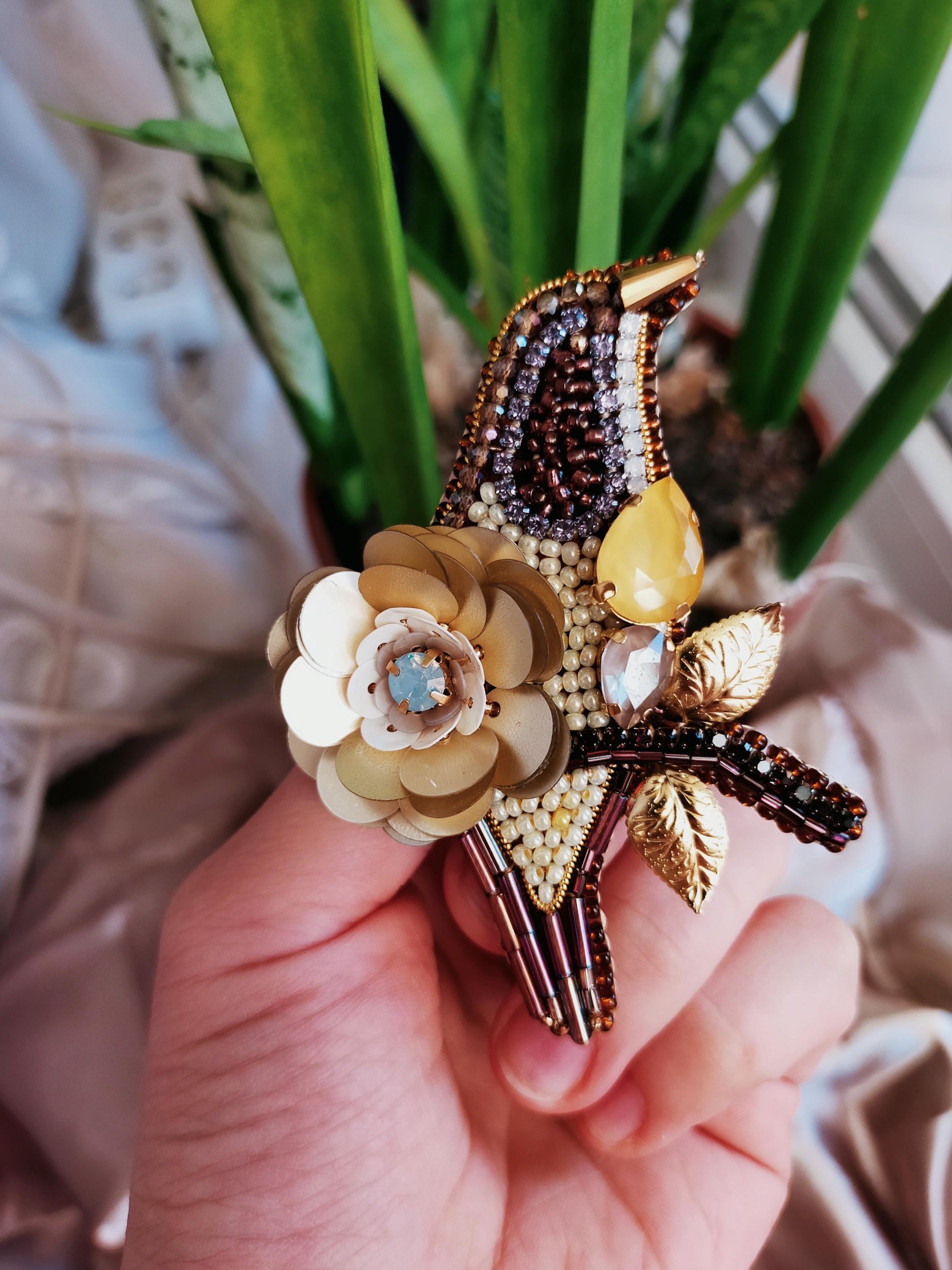Broche Vintage Oiseau Doré Avec Huppe Perlée - Bijou Fantaisie En Métal Doré - Occasion
