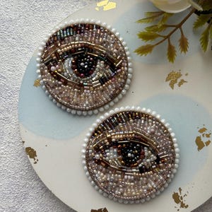 Broche mauvais œil, épingle à oeil perlée, broche portrait brodée