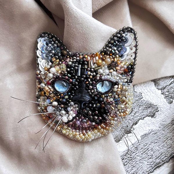 Custom Beaded Cat Portrait Brooch: Handmade Pet Memorial Jewelry, Cat Lover Gift