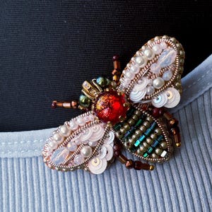 Handcrafted Beaded Bee Brooch: Unique Insect-Inspired Jewelry Pin for Nature Lovers