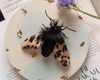 broche abeille violette