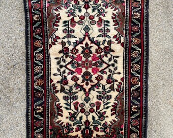 Vintage Hand-Knotted Wool Area Rug 2'x3'