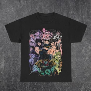 Może przedstawiać: Czarna koszulka z kolorową grafiką przedstawiającą różne postacie z anime. Projekt zawiera postacie w odcieniach niebieskiego, zielonego, żółtego, różowego i fioletowego. Grafika jest szczegółowa i stylizowana, z dynamicznymi pozami i wyrazami twarzy.
