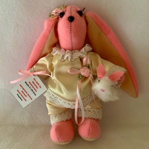 Textielkunstpop, Handgemaakte lappenpop, Konijnenpop, Stoffen pop, Gevuld konijntje, Knuffel, Dierenpop, Gevulde pop, Decoratieve pop, Poppenspeelgoed