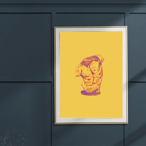 Op de afbeelding: Een ingelijste kunstdruk met een gestileerde illustratie van een klassieke mannelijke torso in tinten oranje, paars en geel. Het kunstwerk staat tegen een heldergele achtergrond en is goudkleurig omlijst. De print wordt getoond op een donkerblauwe muur.
