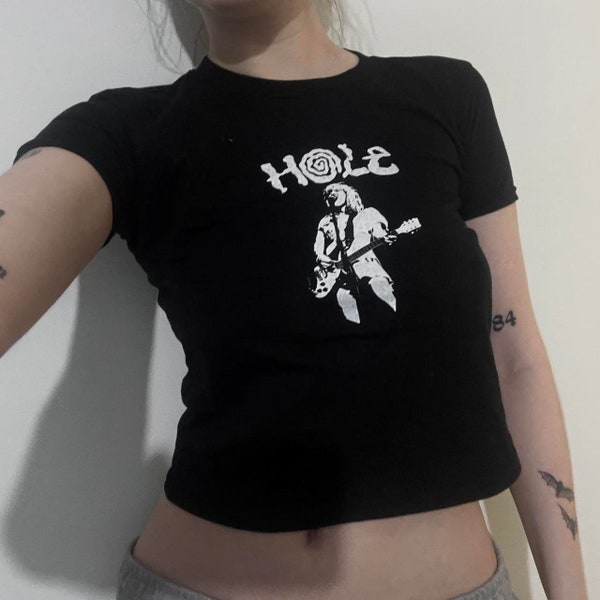 T-shirt bébé à motif graphique troué, groupe des années 90, produits dérivés, Nirvana, chemise Courtney Love, cadeaux pour elle, hauts alternatifs