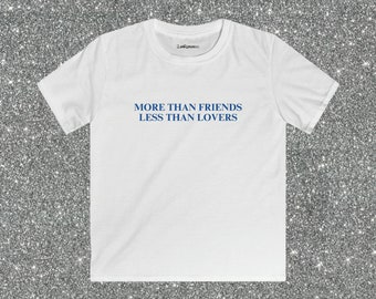 Camiseta "Más que amigos, menos que amantes" de gente normal, top Paul Mescal, merchandising de gente normal, eslogan de gente normal, top corto Y2K