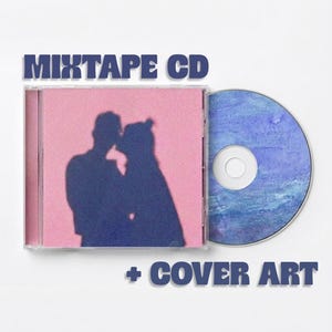 Może przedstawiać: Płyta CD typu mixtape z okładką w przezroczystym plastikowym pudełku z różową wkładką przedstawiającą ciemnoniebieską sylwetkę dwóch osób stojących naprzeciw siebie. Płyta ma teksturę z niebieskim wzorem akwarelowym. Tekst: MIXTAPE CD + COVER ART.